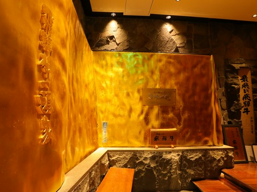 美食への期待が高まる、煌びやかなエントランス