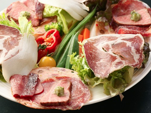 自家製の燻製を盛り合わせた魅惑の一皿