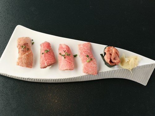 飛騨牛を五種類のにぎりで堪能