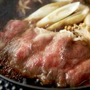 上質なお肉を使った自慢のすき焼き