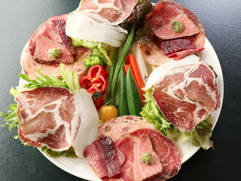 手づくりにこだわった燻製と野菜がたっぷり『馬喰サラダ』