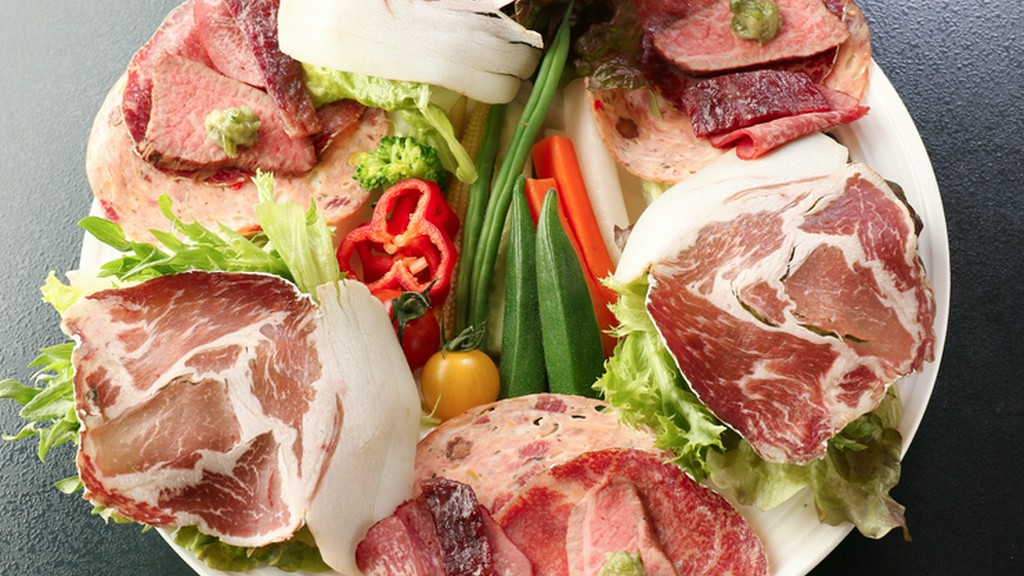 手づくりにこだわった燻製と野菜がたっぷり『馬喰サラダ』