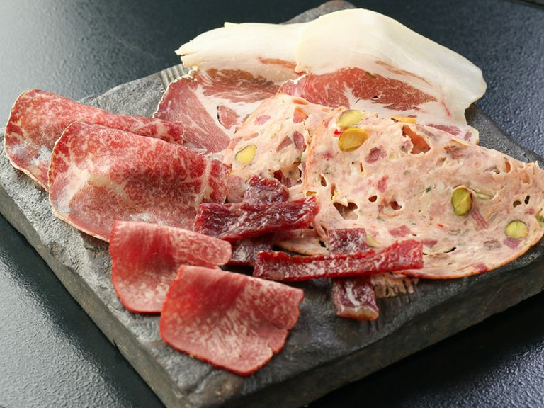 飛騨牛や美濃けんとんを使ってつくる自家製の燻製