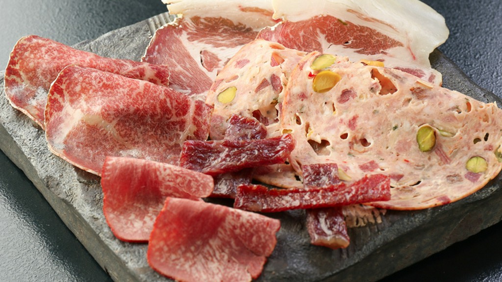 飛騨牛や美濃けんとんを使ってつくる自家製の燻製