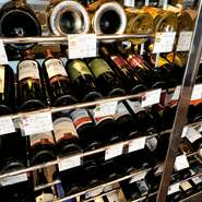 店内には大きなワインセラーがあり、最高級の飛騨牛に合わせて厳選されたワインが多数用意されています。ボトルはもちろん、グラスで気軽に味わえるのも嬉しいポイントです。