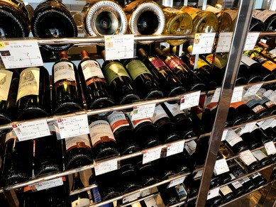 肉との相性を考慮してセレクトされたワインが並ぶワインセラー