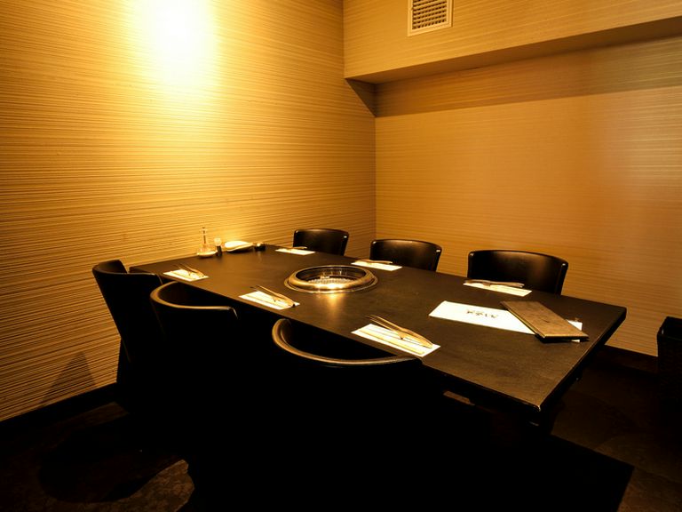 趣きある個室で、美味しい肉とワインを堪能する贅沢な集い