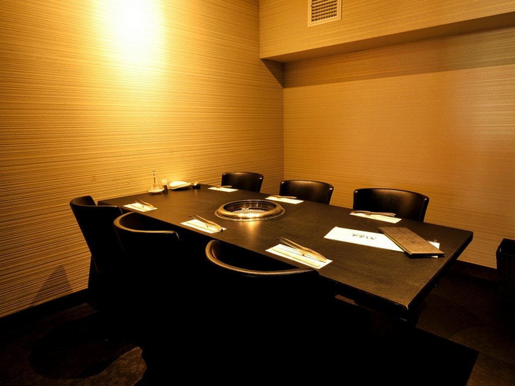 趣きある個室で、美味しい肉とワインを堪能する贅沢な集い