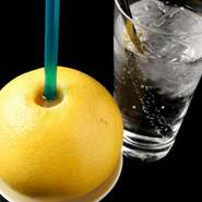 カジュッタとは？
グレープフルーツのカタチそのまま、まるごとジュースにしました。
フレッシュ果汁＆ツブツブ果肉を美味しく楽しめる新しいスタイルのドリンクです。