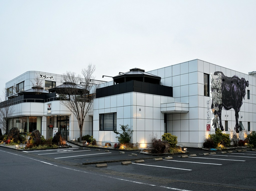 白い壁一面に描かれた飛騨牛が目印