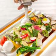 岐阜の土着にて栽培された地元生産農家の旬の野菜が詰まった一皿　30種以上40種無いしの旬の味わいと各生産者の想いのサラダです
