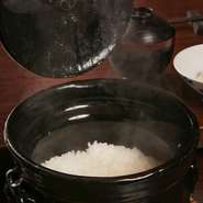 お米ソムリエが選ぶ岐阜県産にこだわったブレンド厳選米。ハツシモ、こしひかり、ミルキークイーンなどが配合されており、専用の炊き機と土鍋で毎時オーダーごとに炊きあげてくれる逸品です。