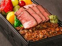 飛騨牛ステーキと飛騨牛しぐれ煮が一度にお召し上げれる特製馬喰一弁当！受付とキャンセルは2日前の5個以上からご注文承ります。会議やプレゼンなどの場面にも好評です。
配達はご相談にて