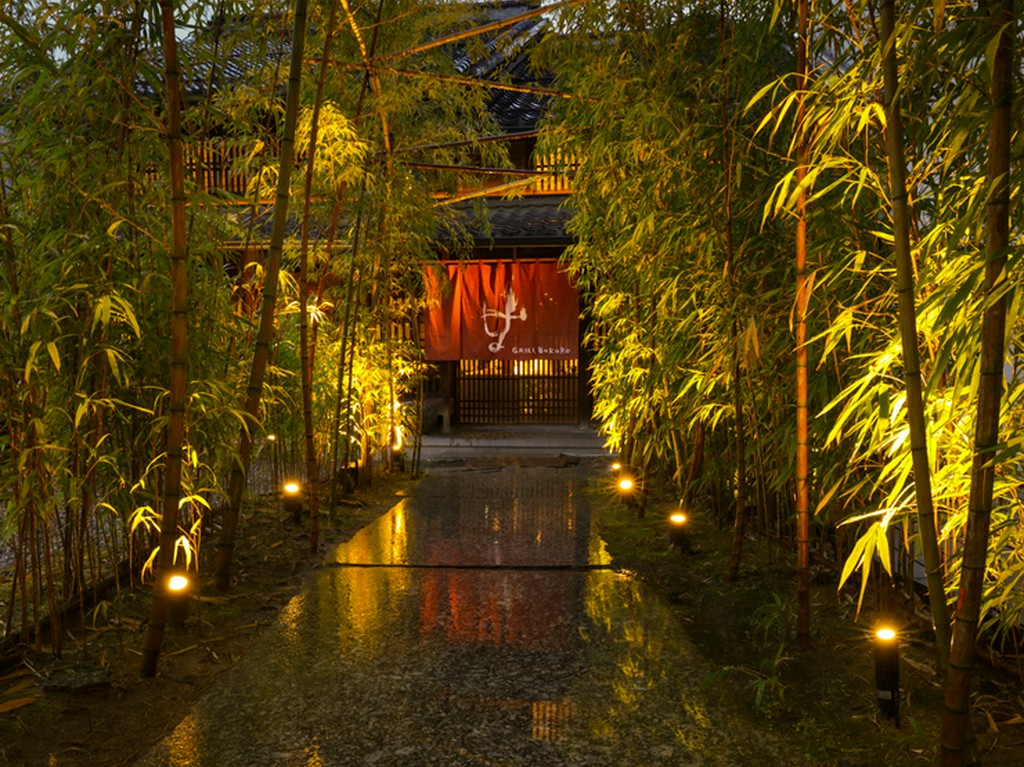 竹林に囲まれた、幻想的なアプローチ