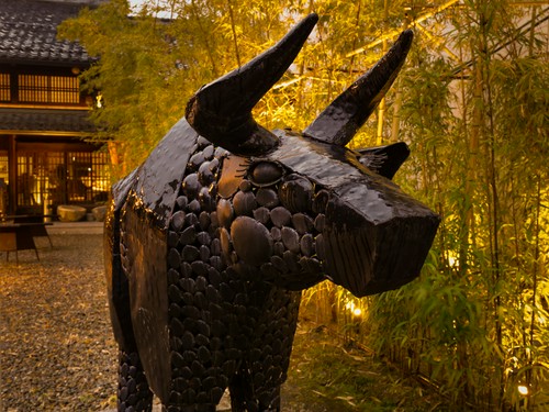 竹林をバックに存在感抜群の飛騨牛のオブジェ