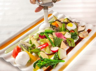 岐阜県の朝摘み採れ立て野菜を30種以上使ったヘルシーなサラダ
