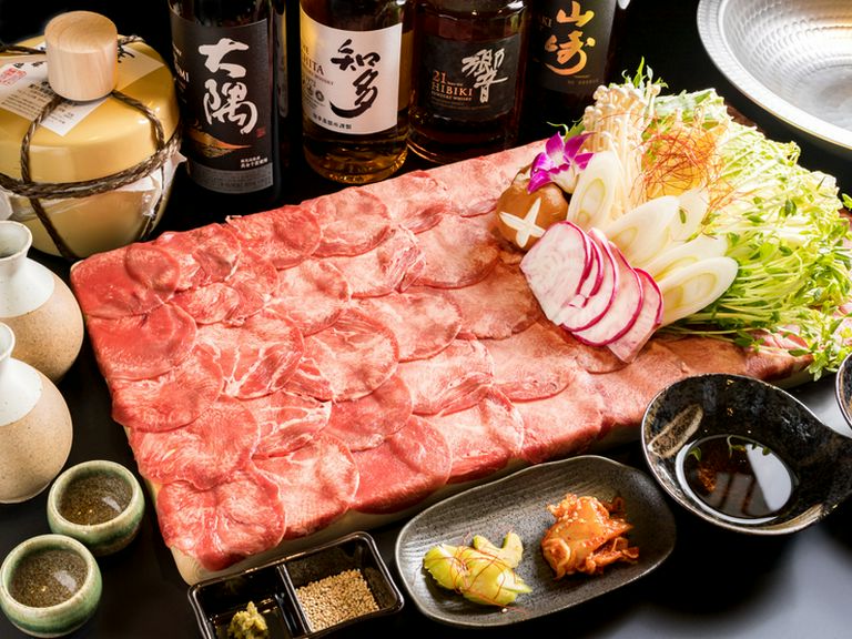 豪快な盛り付けがSNS映え。圧巻の『牛タンしゃぶしゃぶ』が絶品