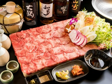 豪快な盛り付けがSNS映え。圧巻の『牛タンしゃぶしゃぶ』が絶品