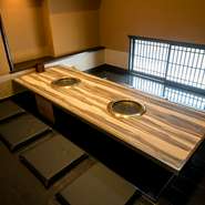 子どもが落ちる心配のない掘りごたつの個室や、ベンチシート席も用意。家族連れも温かく迎え入れてくれる安心感があります。掘りごたつの個室は2室つなげられるので、友人家族との合同宴会も楽しめそうです。