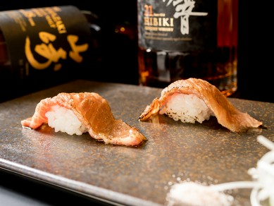 目の前であぶられるライブ感と香りも美味しい『絶品肉炙り寿司　2貫』