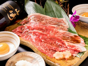 新鮮な黒毛和牛の旨味を白ご飯と共に味わう『極みの焼きすき』