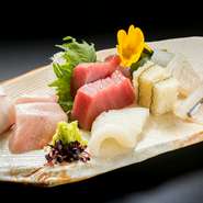 名古屋市民の台所と呼ばれる【柳橋中央市場】へ料理人が毎朝出向き、目利きで仕入れる旬の食材が存分に味わえます。新鮮な旬の魚介を使ったお造りや寿司を良心的な料金で満喫できるのが【よつめ寿司】の魅力です。