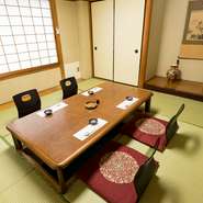 純和風の店内はどこか懐かしい温もりのある雰囲気です。ふらりと立ち寄って気軽に寿司が楽しめるカウンター席や、会食に相応しい座敷席など、様々な用途で利用可能な居心地の良い空間です。