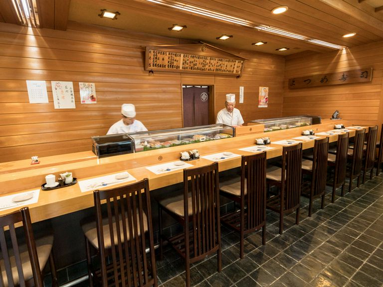 料理人との会話を楽しみながら、旬の美食と酒を味わう至福の時間