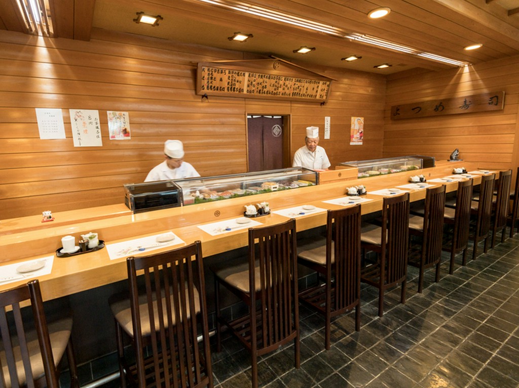 料理人との会話を楽しみながら、旬の美食と酒を味わう至福の時間