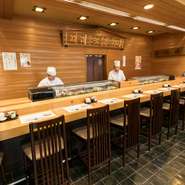 職人の匠の技を間近で眺めながら寿司を堪能できるのがカウンター席の醍醐味です。料理人との会話を楽しみながら、旬の美食と酒を満喫、ゆったりとした至福の時間が過ごせます。
