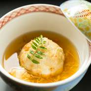 上質な季節の食材を職人の繊細な技で仕上げた『季節の逸品』は目でも楽しめる美しい一皿です。『れんこんしんじょう』や『焼きたけのこ』など、その季節にしか味わえない四季折々の魅力がつまっています。