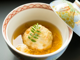 職人の繊細な技で仕上げた『季節の逸品』は目でも楽しめる美しい一皿