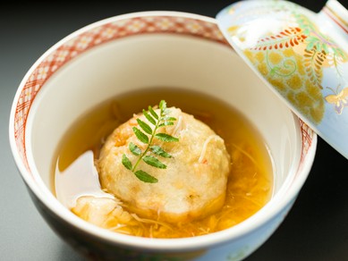 職人の繊細な技で仕上げた『季節の逸品』は目でも楽しめる美しい一皿