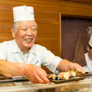 「皆がリラックスして寿司や料理、酒を楽しんでもらうのが一番嬉しい。」と話す上野氏。ひとりひとりへのあたたかい気配りや心のこもった声かけにゲストの笑顔がこぼれます。