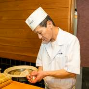 「はじめてご来店されたお客様の料理の好みや、会食の席の用途などには気を配っている。」と話す嶋氏。細やかな目配りでゲストをもてなし、美味しい料理と居心地の良い時間を提供します。