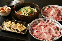 プレミアム牛へ変更 +2500円　※A5サーロイン使用
プレミアム牛とぶりすけの相盛りへ変更 +1500円
※写真は4名様用相盛りの場合です
※鰻抜きの場合は2000円引
※追加メニューもございます。詳しくはスタッフまで