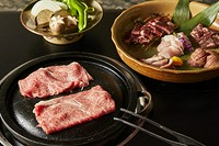 国産和牛3種（サーロイン、タン、はらみ）
国産ジビエ肉3種（鴨、猪、ワニ）使用
旬の野菜盛り合わせ