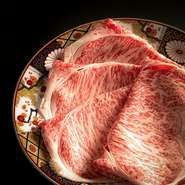 「本当に美味しいものを」という思いから、安心・安全の国産食材を厳選。鳥取の境港直送の魚介、肉のプロが厳選したジビエなどをふんだんにあしらった料理を堪能できます。九谷焼など伝統工芸の器にも注目です。