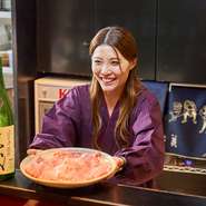 「まずは自分自身が楽しむことをモットーにしています。そうでないとお客さまを楽しませられないですから。」と語る田中氏。美味しさへの追及はもちろん、華やかな盛り付けで、視覚でも魅了してくれます。