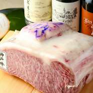 「神戸牛」を始めとした黒毛和牛、スイス産の「ラクレットチーズ」など、オーナーこだわり珠玉の食材。腕利きのシェフが「鉄板焼」というシンプルな調理スタイルで、素材の魅力を余すことなく引き出します。
