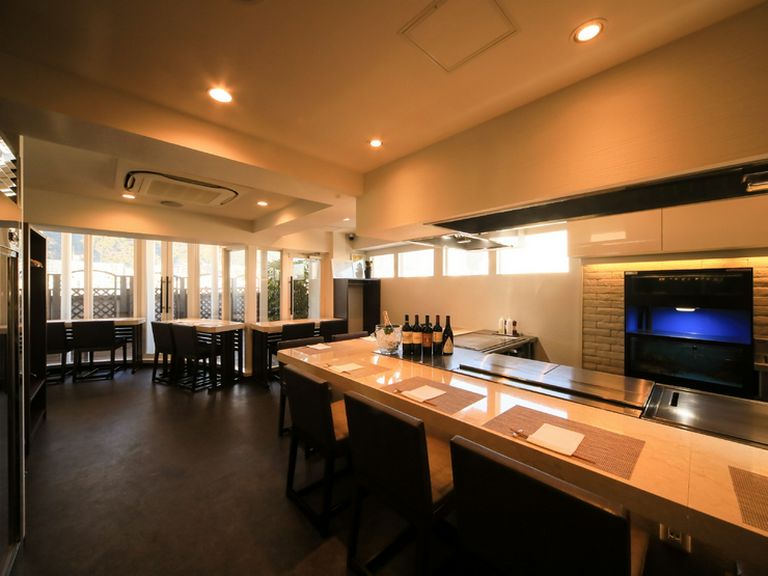 食が架け橋となり、五感をくすぐる洗練された大人の空間