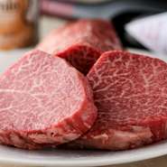 噛みしめる度にあふれ出す肉汁や芳醇な香りが食欲を一層くすぐります。