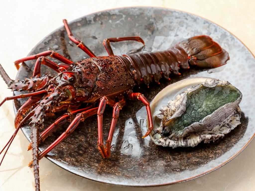 注文ごとにいけすから水揚げする、新鮮な魚介