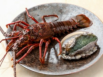 注文ごとにいけすから水揚げする、新鮮な魚介