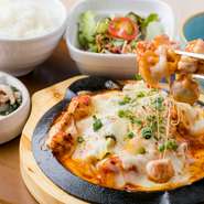 人気メニュー『チーズタッカルビ』は、タッカルビ発祥地・韓国春川の味を再現した本格派。甘辛く味付けされたチキンにチーズがたっぷり絡められているのが特徴です。味はもちろん、見た目や香りも五感で楽しんで。