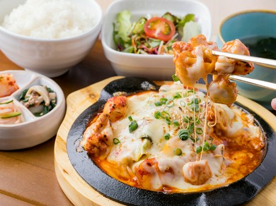 SNS映え抜群！　話題の「韓国鉄板料理」と「チゲ料理」を堪能