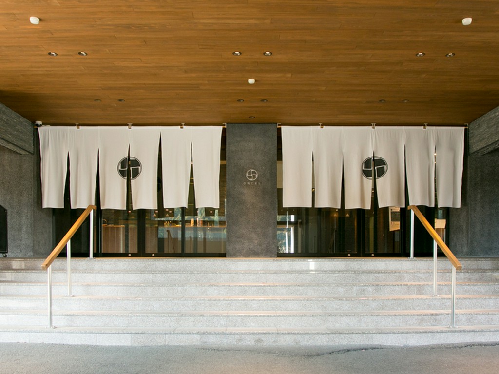 白い暖簾をくぐると広がる、洗練されたモダンな空間