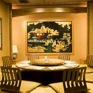 7部屋を用意する個室席は最小2名、最大56名までの収容が可能。冠婚葬祭や法事の後の会食など、家族での食事におすすめです。豪華でありながらも上品な内観が、食事の席を優雅に演出してくれます。