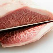 肉は鹿児島県産の新鮮なものを厳選して仕入れ。鮮度が落ちないよう、真空パックにいれるほど徹底して品質管理を行っています。濃厚な旨みと甘味、舌の上でとろけていくような食感を堪能できます。