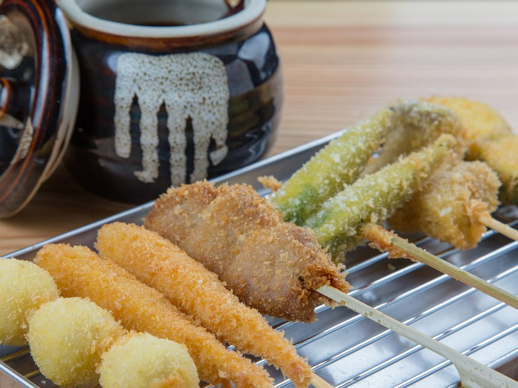 1本ずつ注文できる揚げたて熱々の『おまかせ串揚げ』